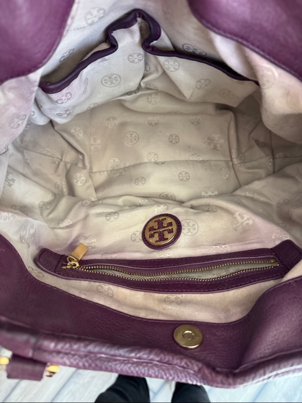 Tory Burch Amanda Plum Hobo Bag with Gold Logo & plain dusty - Picture 5 of 8